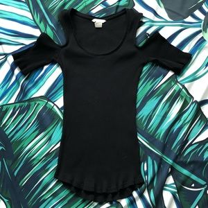 Short sleeve, ribbed, cold shoulder shirt